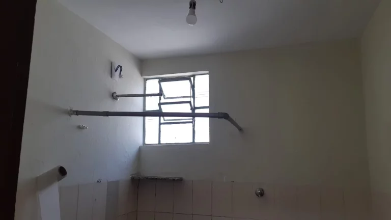 Imagem CASA NO BAIRRO JARDIM BRASILANDIA COM EDICULA NO FUNDO.