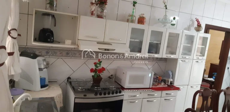 Imagem Sobrado com excelente estrutura e espaços bem distribuídos. No andar térreo, conta com uma sala a...