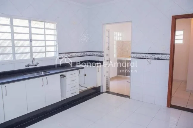 Imagem Belíssima e espaçosa casa térrea, com 287 m² de área construída. A residência possui 3 quarto...