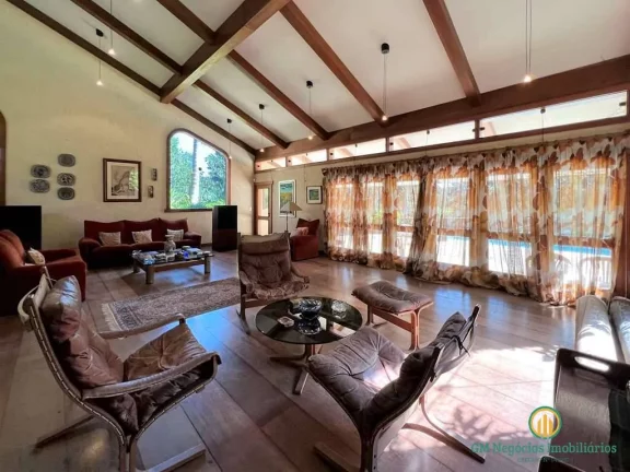 Imagem Linda casa com 5 suítes + apto hóspedes! Cond. Pq Silvino Pereira