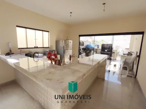 Imagem Linda e ampla casa à venda em Nova Guarapari, 10 minutos a pé da Praia de Peracanga e Bacutia.