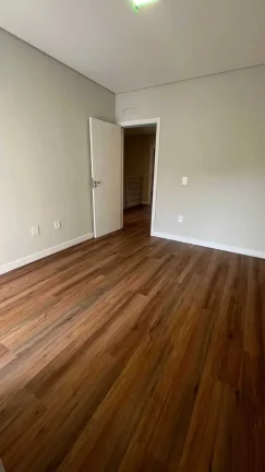 Imagem Casa Alto Padrão com 3 dormitórios sendo 1 suíte master e 2 vagas no América em Joinville/SC