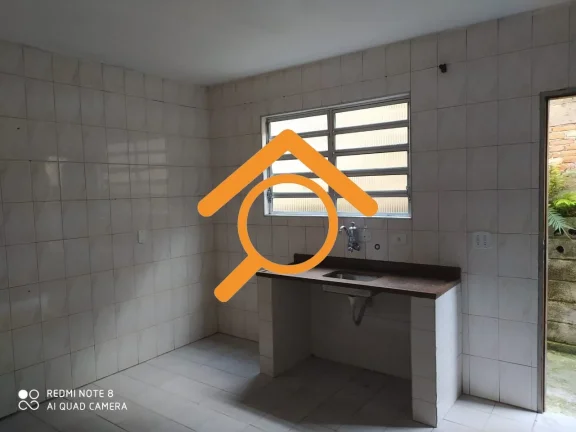 Imagem São 2 casas independentes, cada uma com 3 dormitórios e com 2 vagas de garagem. Próximo a estação de trem Varginha.