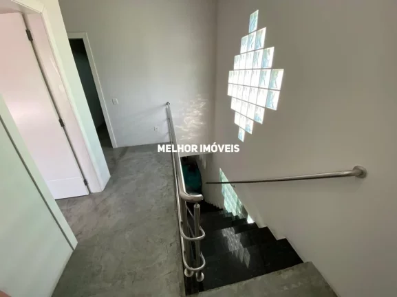 Imagem Casa Sobrado Semi-Mobiliada à Venda com 03 Suítes sendo 01 com Sacada Localizado no Centro de Balneário Camboriú - SC