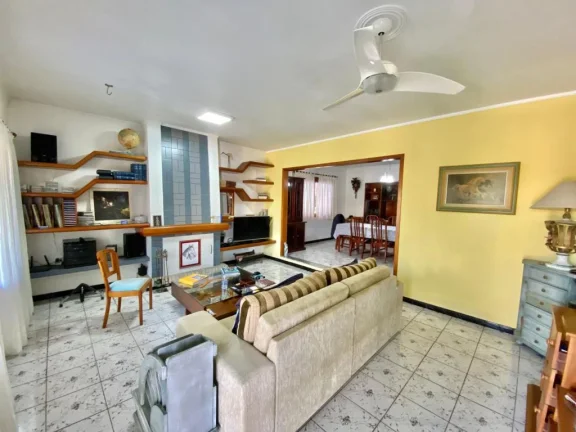 Imagem Casa 4 Dormitórios - Bairro --