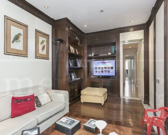 Imagem Lindo apartamento, amplo living para 3 ambientes com piso de tábuas de ipê, terraço, jardim de in...