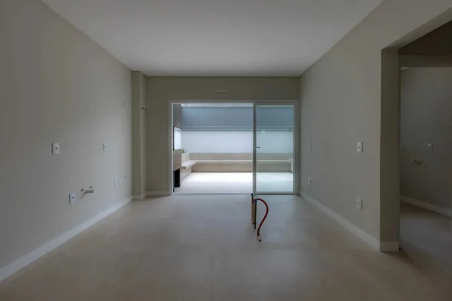 Imagem Sobrado Geminado, novo! Com 4 suítes e 2 vagas de garagem no Centro de Balneário Camboriú