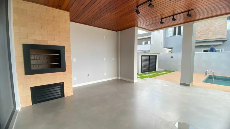 Imagem Casa nova no Condomínio Caledônia com 4 suítes e 4 vagas de garagem em Camboriú SC