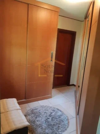 Imagem Casa em condomínio fechado, Imóvel térreo com desnível entre a área social e a área íntima, e...