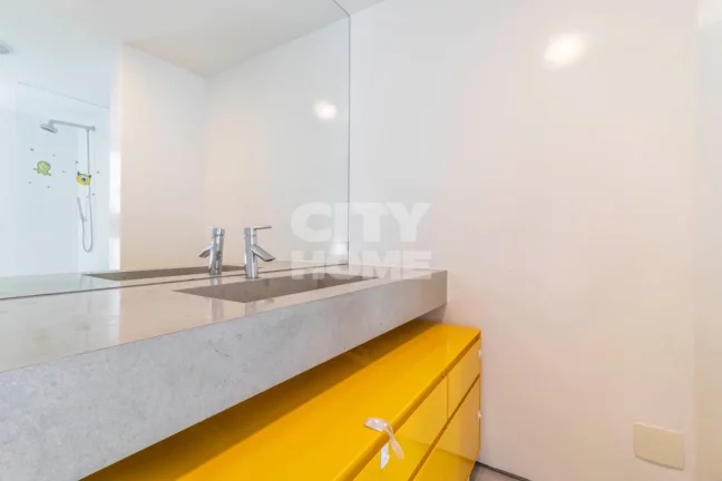 Imagem Simplesmente incrível. São 337 m2 com 4 dormitórios ( 3 suítes ), 5 banheiros e 2 vagas na garag...