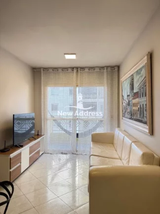 Imagem More em Itapuã: apartamento de 100 m² na 2ª quadra do mar, 3 quartos com suíte, varanda e vaga de garagem.