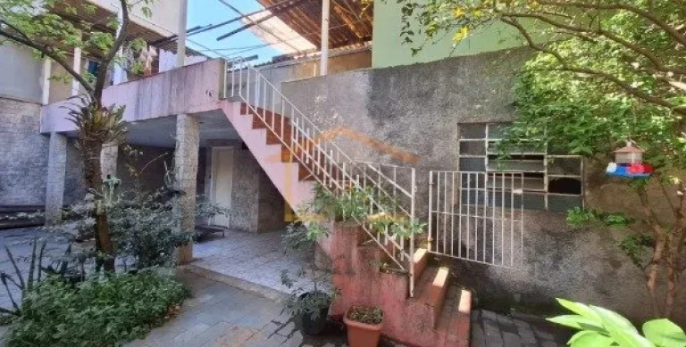 Imagem Terreno, 345 m² de área total, 10 metros de frente. Conta com uma casa térrea construída, 3 dorm...