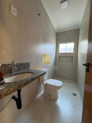 Imagem GH1935

A casa possui:

- 4 quartos (2 suite);
- 1 banheiro social;
- Sala; 
- Cozinha; 
- Área de ...