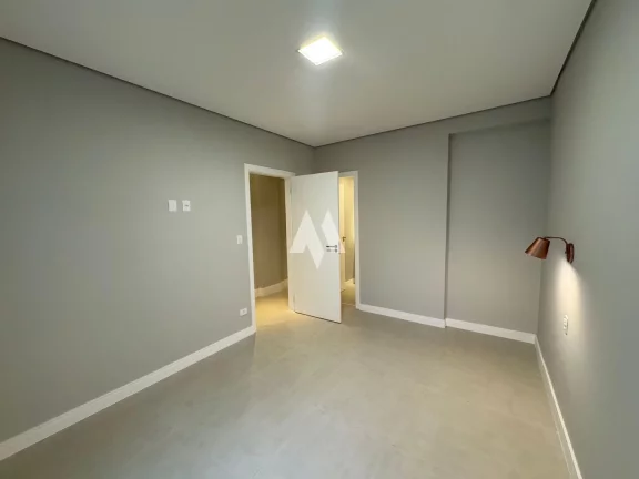 Imagem Apartamento reformado à venda com 3 suítes, na quadra da praia no bairro do Gonzaga em Santos/SP