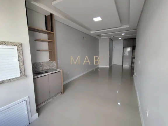 Imagem Apartamento de 2 dormitórios sendo 1 suíte, sala, cozinha, lavanderia, banheiro social, churrasqueira e vaga de garagem. O condomínio conta com elevad