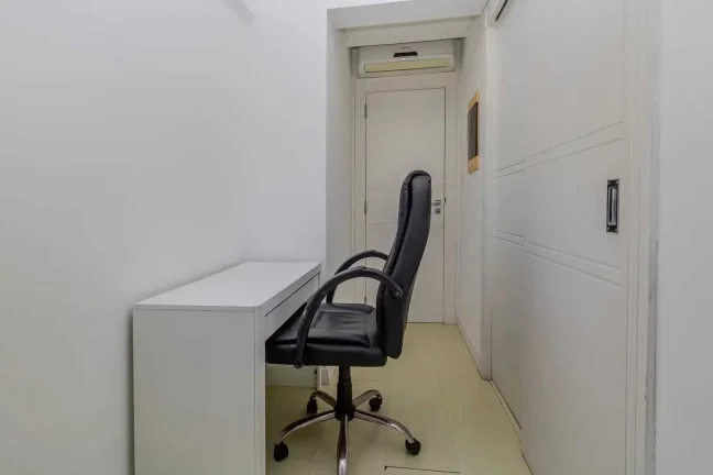 Imagem Apartamento mobiliado de 3 suítes sendo 2 demi e 2 vagas de garagem no Centro de Balneário Camboriú