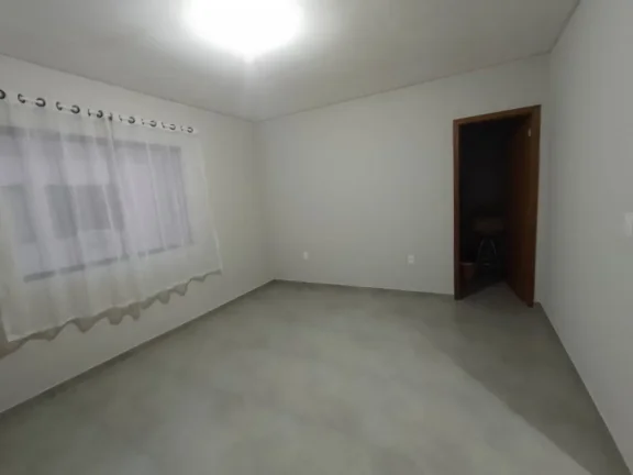 Imagem Terreno com 2 Sobrados, meio lote, com suíte