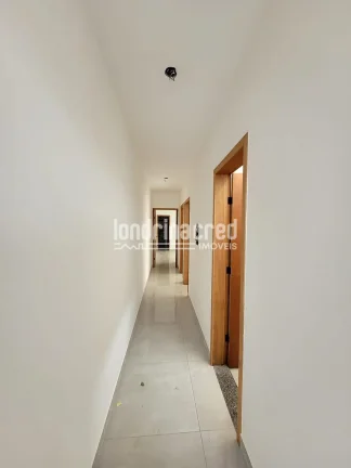 Imagem Casa nova na Zona Leste de Londrina com 86m² de área útil, 3 dormitórios (1 suíte), banheiro social, sala aconchegante, cozinha e 2 vagas de garagem.