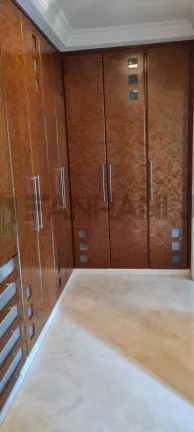 Imagem Apartamento de Luxo para Locação em Moema, São Paulo-SP: 3 quartos, 3 suítes, 2 salas, 4 banheiros, 220m² de área.