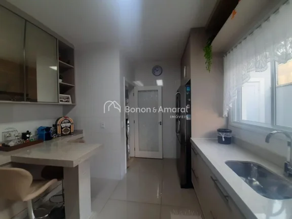Imagem Lindo sobrado em condomínio tranquilo, com segurança 24 horas e excelente localização! A apenas ...