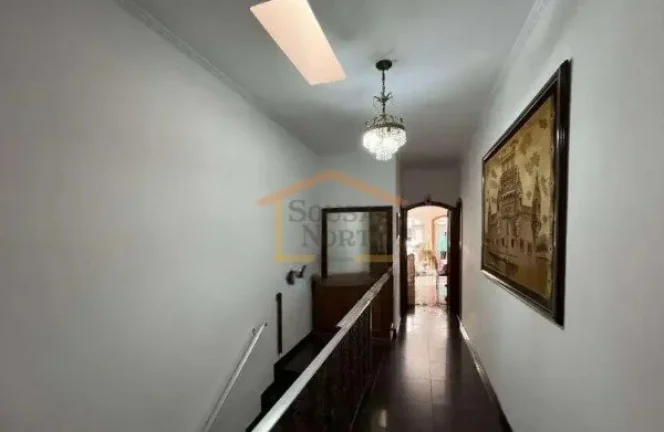 Imagem Sobrado com 208m². O imóvel possui 4 dormitórios, todos mobiliados, sendo 3 suítes, além de sac...