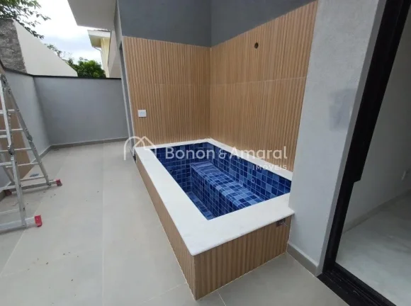 Imagem Linda casa à venda no Condomínio Portal do Jequitibá em Valinhos. 

Este sobrado conta com 3 suí...