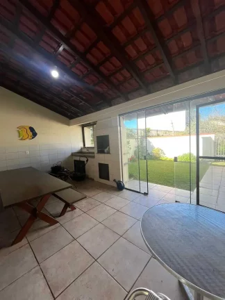Imagem Sobrado com 4 dormitórios sendo 1 suíte e 2 vagas de garagem em São Francisco do Sul/SC