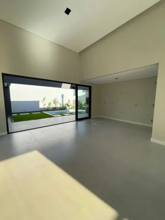 Imagem Casa alto padrão com 3 dormitórios sendo 1 suíte master e 2 vagas de garagem em Palhoça/SC
