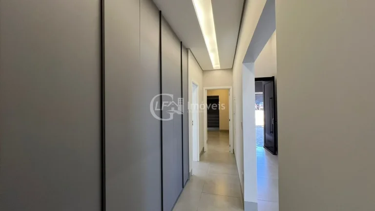Imagem Impecável Casa em Condomínio à Venda em Alphaville Campo Grande 3, Campo Grande-MS: 3 Quartos, 3 Suítes, 3 Salas, 1 Banheiro, 4 Vagas, 180,38 m²!
