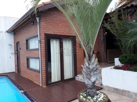 Imagem Casa com 460 metros quadrados de área total e 250 metros quadrados de área construída. Com 4 dorm...