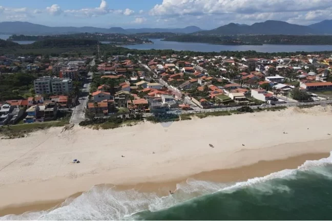 Imagem Terreno plano e murado de frente para o mar na barra de Maricá.