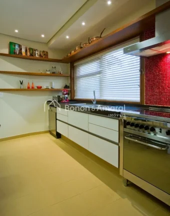 Imagem Casa com arquitetura diferenciada no condomínio Alphaville Campinas. A espaçosa residência possui...