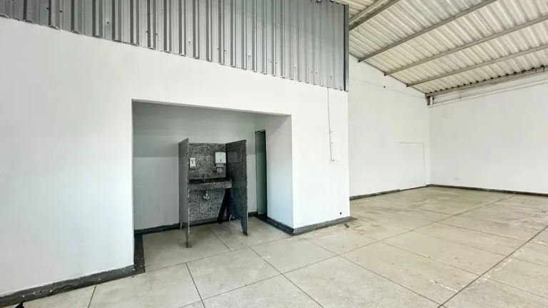 Imagem Salão Comercial de Alto Padrão para Locação em Sorocaba-SP, Jardim Maria Eugênia: 1 Sala, 2 Banheiros, 250m² de Área.