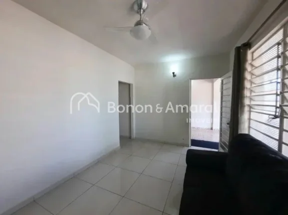 Imagem Casa térrea com edícula e muito espaço! A casa principal possui 3 quartos, sendo 1 suíte, além ...