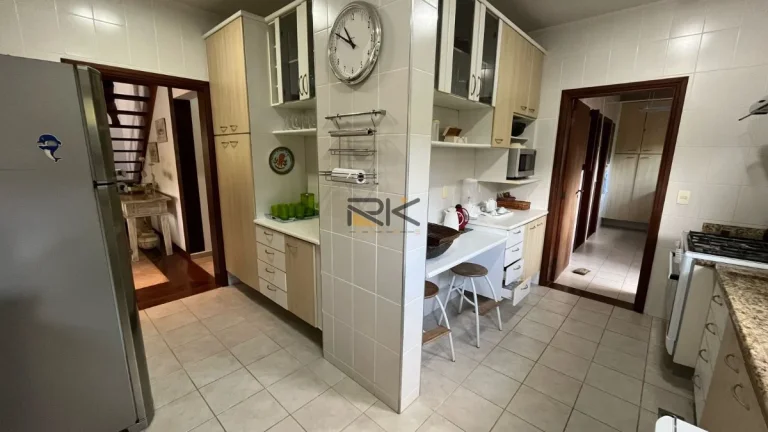 Imagem CASA EM CONDOMINIO COM 4 DORMITÓRIOS SENDO 3 SUÍTES,3 VAGAS DE GARAGEM,VARANDA GOURMET COM CHURRASQUEIRA E PISCINA.