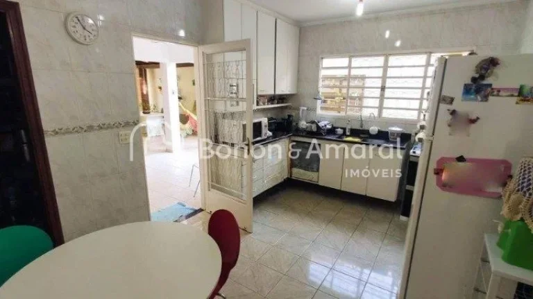Imagem Casa com vista panorâmica para bosque, construída em rua tranquila sem saída. Na área social, en...