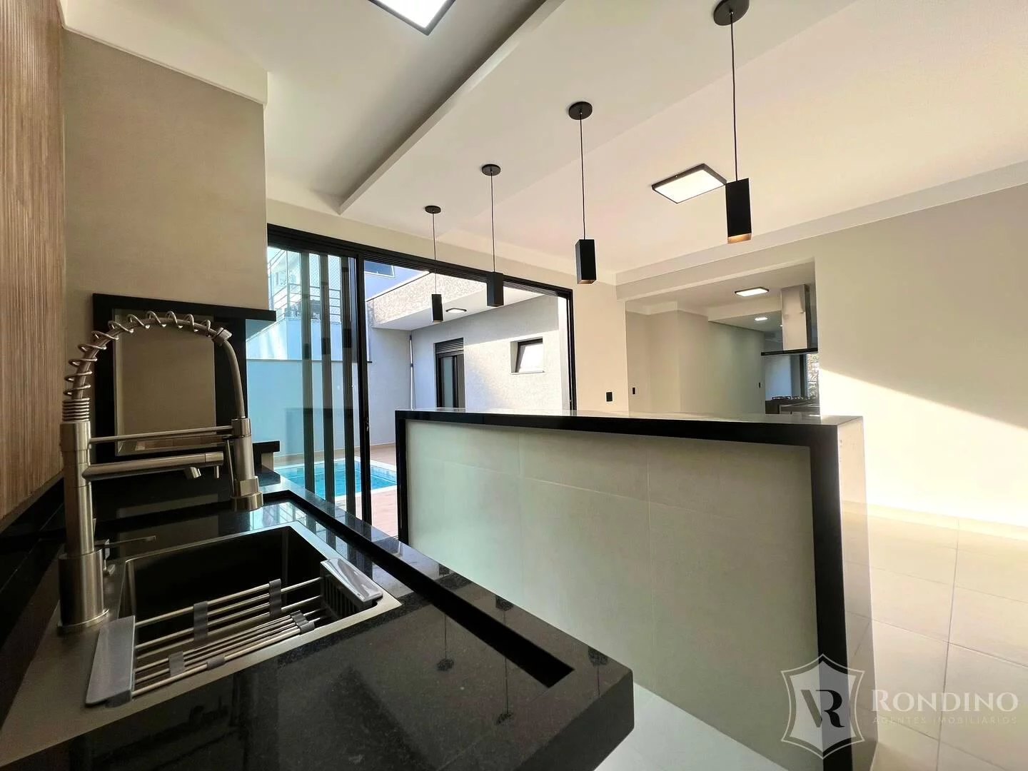 Imagem Casa Assobradada com Piscina escritório e quintal.