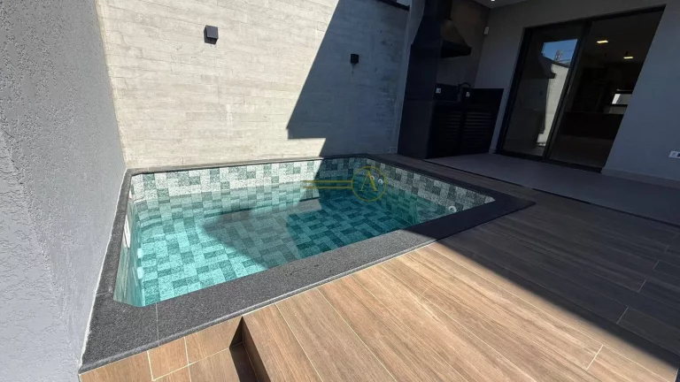 Imagem Lindo sobrado à venda novíssima e com planejado, apenas 600 metros da praia