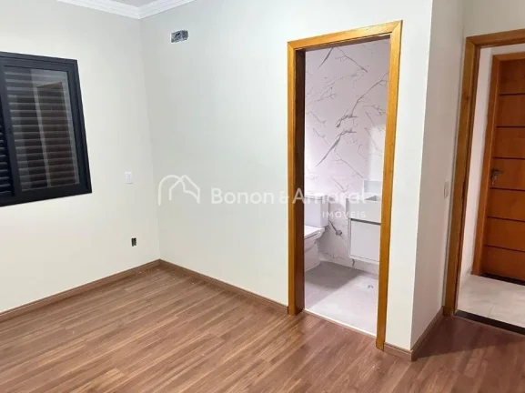 Imagem Linda casa à venda no Condomínio Portal do Jequitibá em Valinhos. 

Este sobrado conta com 3 suí...