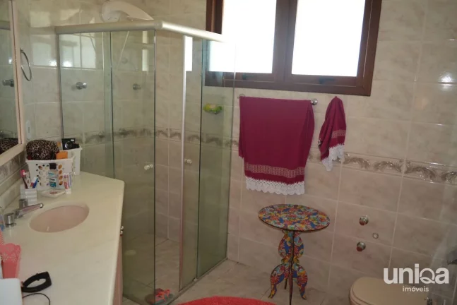 Imagem Casa em Camobi com 05 dormitórios, suíte master, lareira, piscina