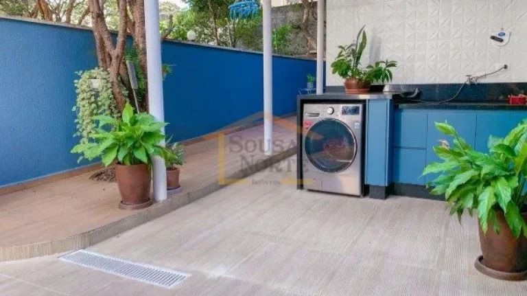 Imagem Sobrado reformado com 313 m² de área útil, possui 5 dormitórios, sendo 3 suítes, 6 banheiros, 4...