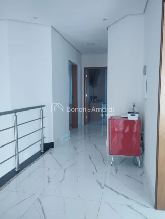Imagem Com um projeto que une elegância e funcionalidade, esta residência oferece 240m² de área constru...
