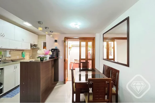 Imagem Casa com 3 dormitórios, suíte, sótão e áreas de convivência integradas no Bairro Tristeza

Um ...