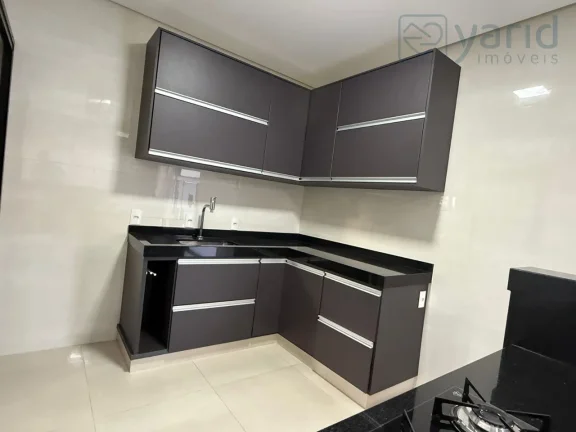 Imagem Casa em Condomínio à Venda em Localização Privilegiada: 3 Quartos, 1 Suíte, 3 Salas, 3 Banheiros, 4 Vagas de Garagem - 205,00 m².