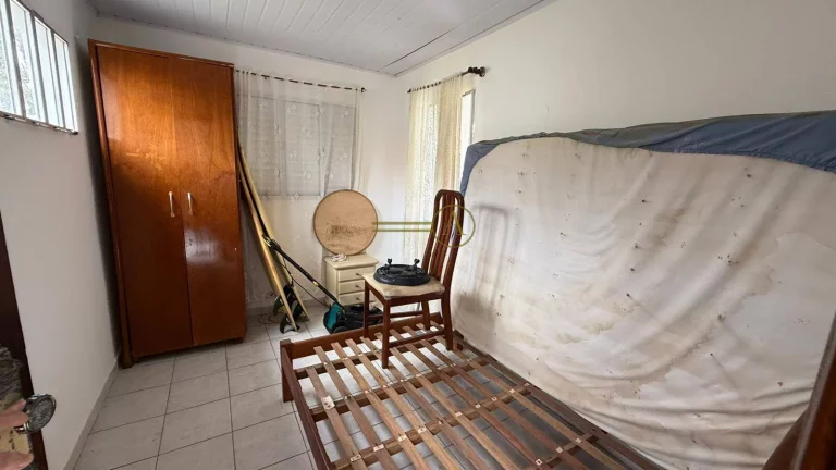 Imagem Casa térrea de esquina com a praia com terreno terreno e edícula já alugada