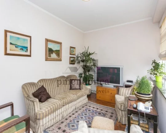 Imagem Apartamento com piso de madeira, living para 2 ambientes, 2 dormitórios sendo 1 suíte, lavabo, coz...