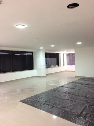 Imagem Salão Comercial de Alto Padrão à Venda no Centro do Rio de Janeiro-RJ: 1 Sala, 2 Banheiros e 115m² de Área.