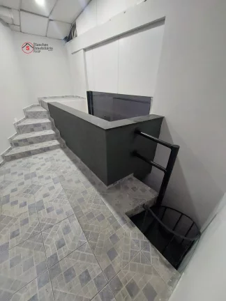 Imagem Salão comercial para alugar. Construido para ser uma igreja, com pulpito e amplo espaço para culto. Possui banheiros, copa, cozinha e escritórios.
