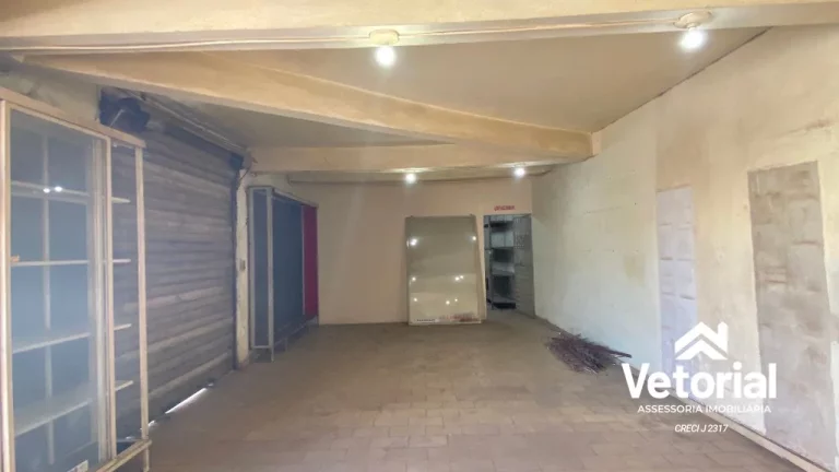 Imagem Ponto Comercial no Centro de Barreiras, formato retangular, frente ampla, 04 vagas de garagem frontal, 02 banheiros, depósito.
