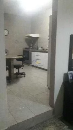 Imagem Vendo casa com 3 quartos sendo 3 suítes, 1 banheiro social, 2 salas, cozinha e área de serviço, DCE